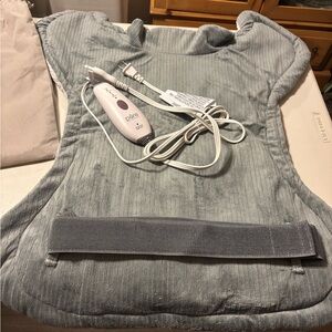 Gray Heating Pad with Controller. Pore enrichment New no box. Never used.